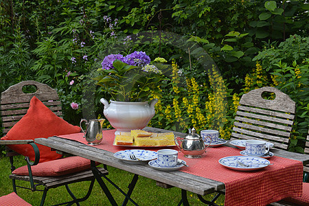 Gedeckter Kaffetisch im einem Garten im Artland