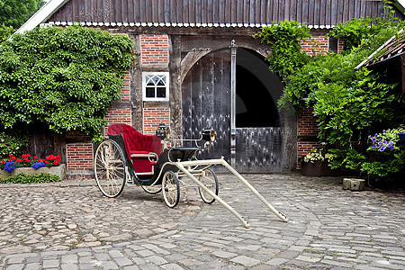 Kutsche im Hof des Kutschenmuseums