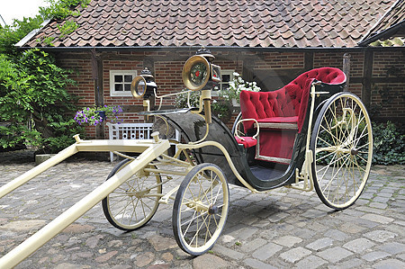 Kutsche im Hof des Kutschenmuseums