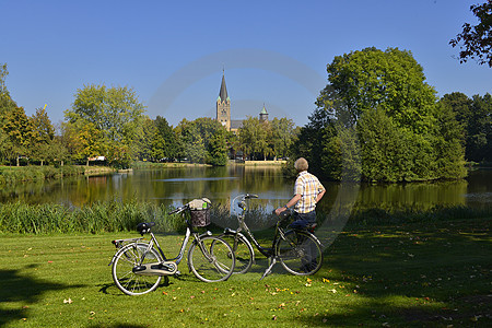 Ankumer See mit St. Nikolaus und Radwanderern