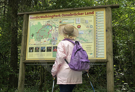 Wanderin an Informationstafel