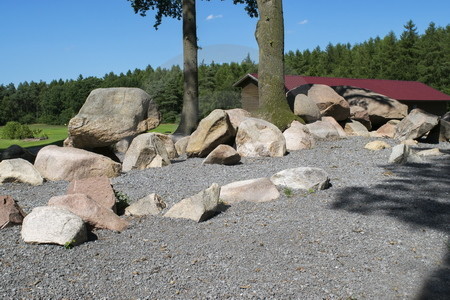 Golfplatz und Steingrab