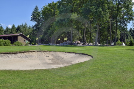 Golfplatz und Steingrab