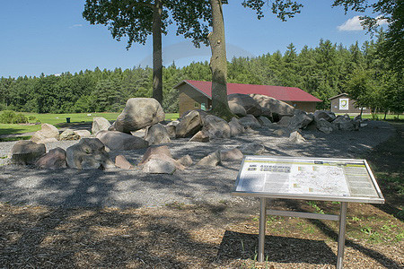 Golfplatz und Steingrab