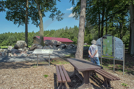 Golfplatz und Steingrab