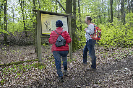 Wanderer vor Informationstafel