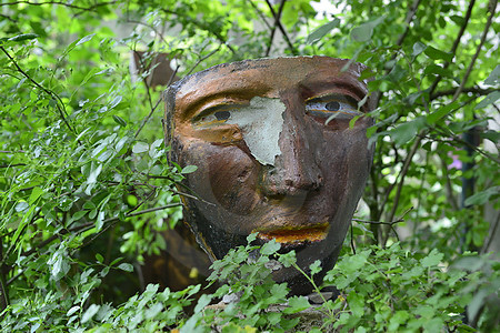 Garten-Stillleben mit Maske