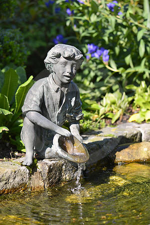 Garten-Impressionen mit Kinder-Skulptur