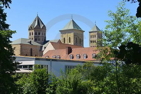 Dom St. Peter mit Carolinum