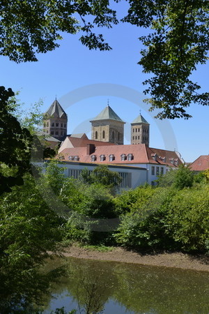 Dom St. Peter mit Carolinum