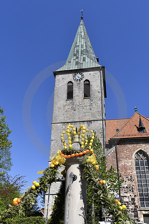 Kirche St. Vincentius mit Osterbrunnen