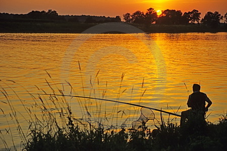 Angler im Abendlicht