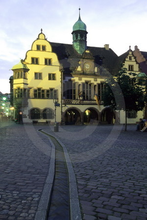 Bächle am Rathausplatz in Freiburg