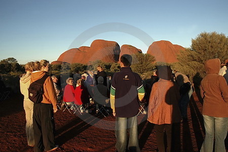 Touristen an den Olgas (Kata Tjuta)