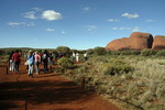 Touristen an den Olgas (Kata Tjuta)