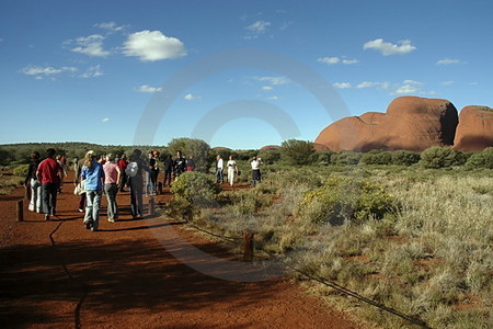 Touristen an den Olgas (Kata Tjuta)