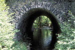 Steinbrücke mit Bachlauf