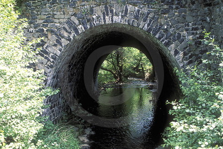 Steinbrücke mit Bachlauf