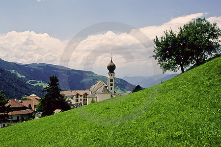 Tiers - Ortsbild mit Kirche