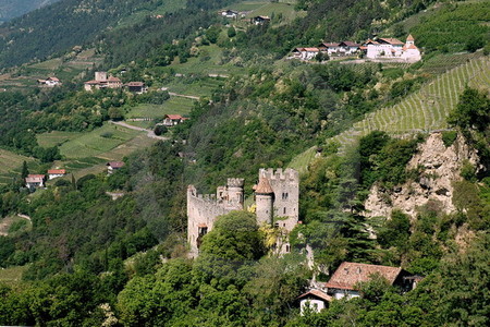 Dorf Tirol - Brunnenburg