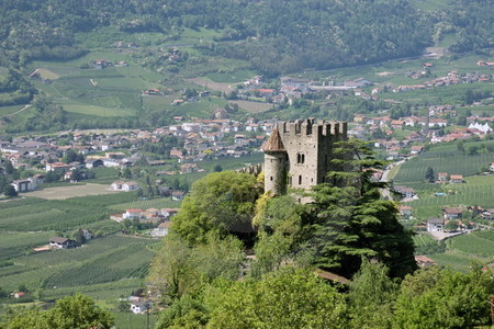 Dorf Tirol - Brunnenburg