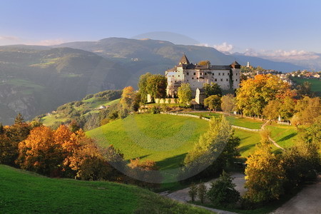 Schloss Proesels mit Völs am Schlern