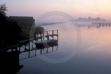 Herbstnebel am Prerowstrom