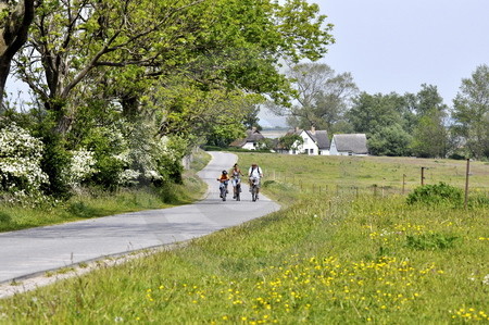 Radwanderer bei Kloster