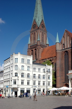 Mecklenburg-Vorpommern, Schwerin: Schweriner Dom (Backstein-Gotik) am Markt.