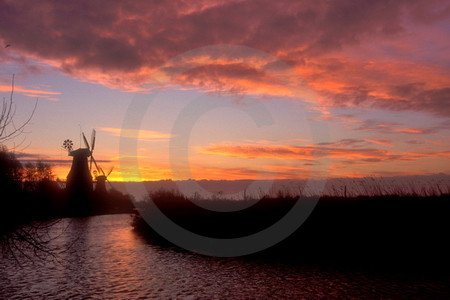 Zwillingsmühlen Greetsiel im Morgenrot