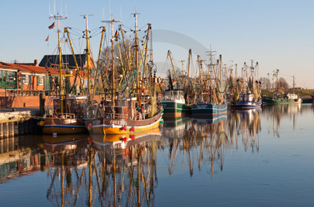 Fischkutter im Hafen Greetsiel