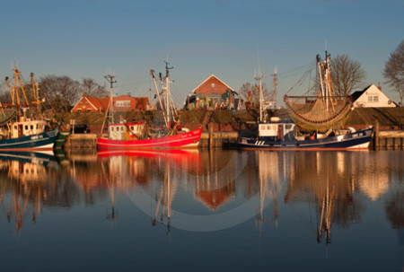 Fischkutter im Hafen Greetsiel