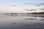 Morgennebel mit Wolkenspiegelung