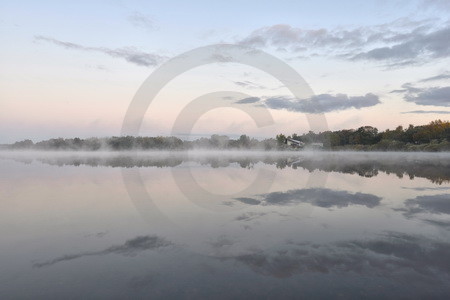 Morgennebel mit Wolkenspiegelung