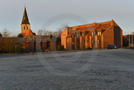 Vincentius-Kirche mit Rathaus