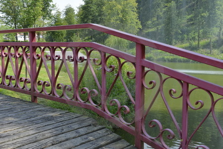 Rotes Brückengeländer