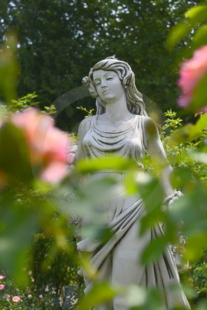 Skulptur im Rosengarten