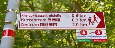 Wegweiser im Waldkurpark