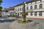 Stadtbild mit Brunnen