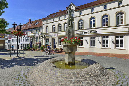 Stadtbild mit Brunnen
