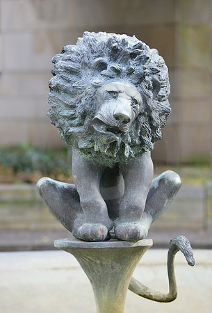 Loewen-Skulptur am Buergerbrunnen