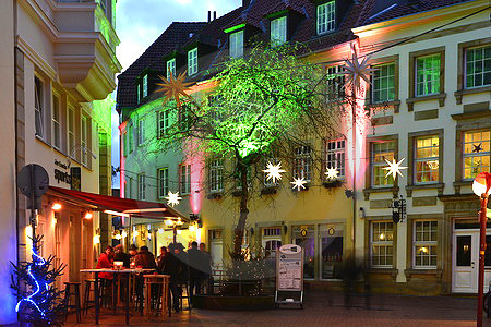 Illuminierte Haeuser im Heger-Tor-Viertel