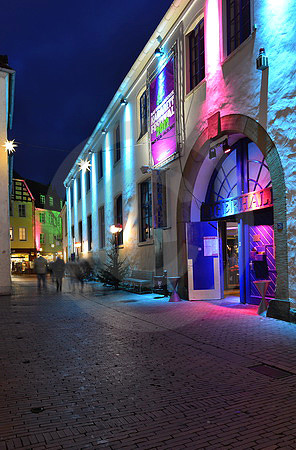 Illuminierte Lagerhalle im Heger-Tor-Viertel