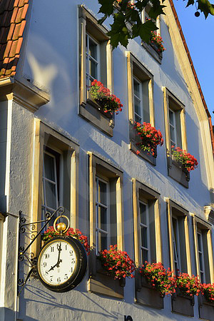 Haus mit Taschenuhr